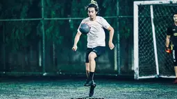 Sebagai aktor tampan yang kerap muncul di layar kaca, Abidzar Al Ghifari merupakan salah satu selebriti yang memiliki banyak pengikut di Instagram. Ia pun kerap dipuji penggemarnya yang banyak dari kalangan kaum hawa saat bermain sepakbola. (Liputan6.com/IG/@abidzar73)