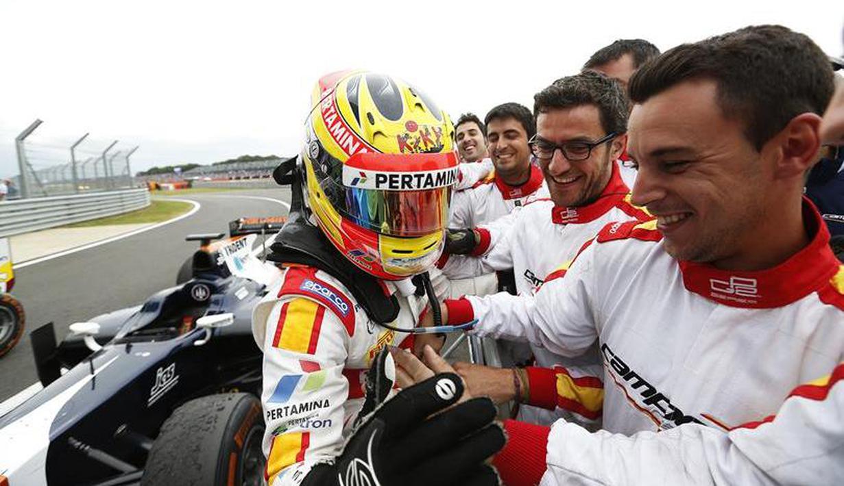 Rio Haryanto disambut anggota timnya. (GP2 Media Service)