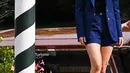 <p>Ana de Armas saat tiba di dermaga Hotel Excelsior selama Venice Film Festival 2022 ke-79 di Lido di Venesia, Italia pada 7 September 2022. Ana memadukan setelan celana pendeknya dengan sepasang sepatu hak stiletto bertali dan liontin medali emas. (AFP/Tiziana Fabi)</p>