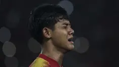 Bek Timnas Indonesia, Firza Andika, saat menyanyikan laga Indonesia Raya sebelum melawan Jepang pada laga Piala AFC U-19 di SUGBK, Jakarta, Minggu (28/10). Indonesia 0-2 dari Jepang. (Bola.com/Vitalis Yogi Trisna)
