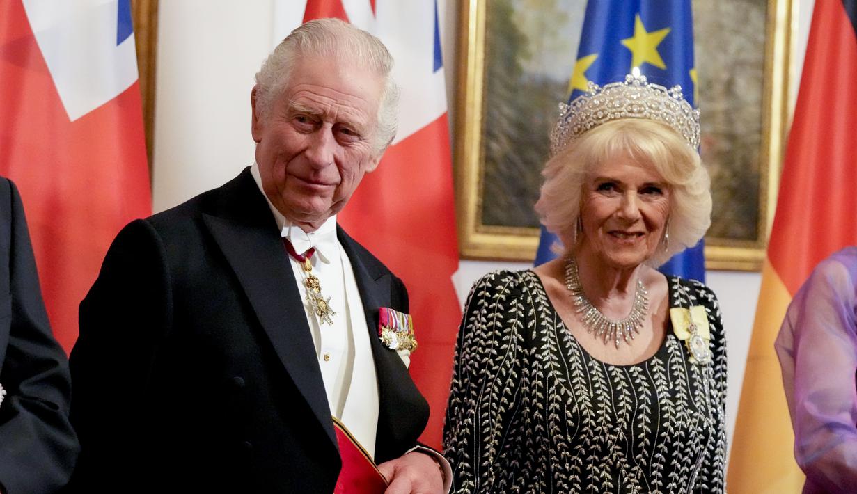 Raja Charles III dan Permaisuri Camilla berdiri bersama sebelum jamuan kenegaraan di Istana Bellevue di Berlin, Rabu (29/3/2023). Raja Charles III memulai perjalanan luar negeri pertamanya dengan tujuan Berlin, Jerman, pada Rabu menandai kunjungan resmi kenegaraan pertama pasangan itu setelah naik takhta menyusul mangkatnya Ratu Elizabeth II. (AP Photo/Matthias Schrader, Pool)