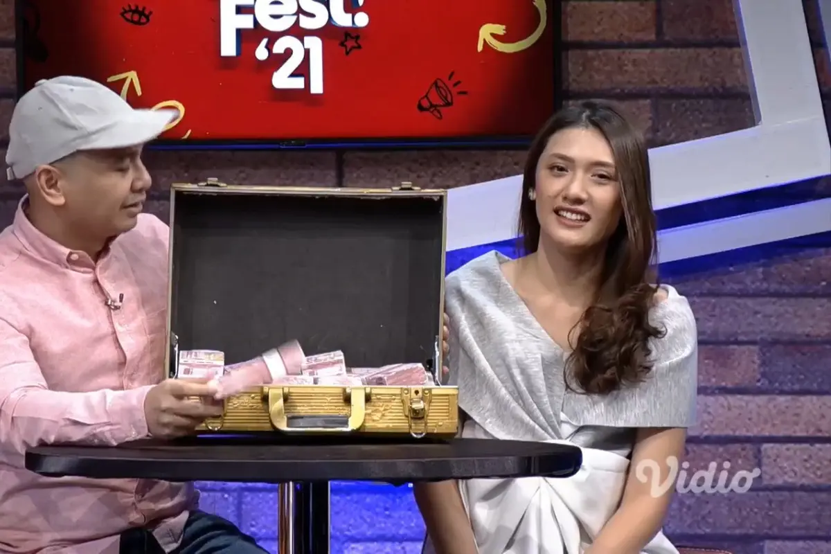 Raditya Dika dan istrinya di Jicomfest 2021