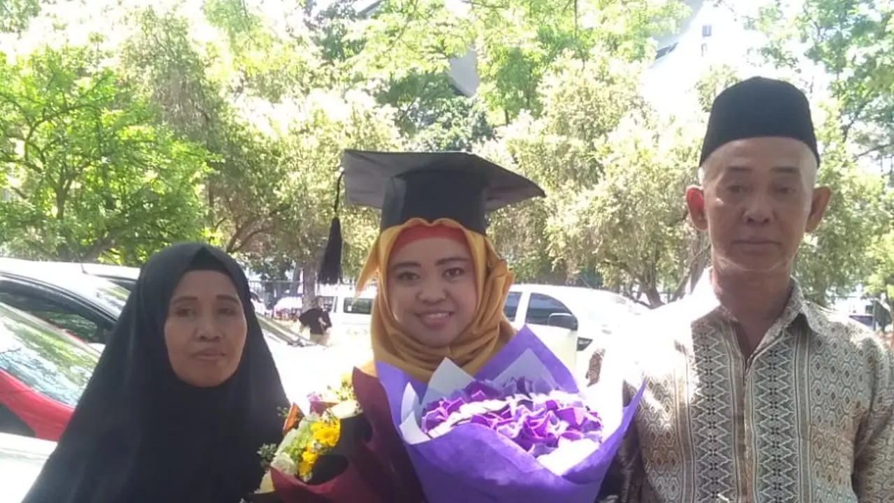 Potret Nurjanah dan kedua orangtuanya ketika wisuda