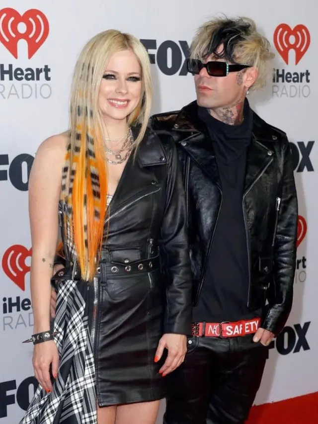 7 Potret Mesra Avril Lavigne dan Mod Sun, Resmi Dilamar di Paris