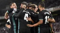 Para pemain Real Madrid, merayakan gol yang dicetak oleh Borja Mayoral ke gawang Real Sociedad pada laga La Liga di Stadion Anoeta, Minggu (17/9/2017). Real Madrid menang 3-1 atas Real Sociedad. (AFP/Ander Gillenea)