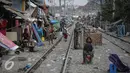 Sejumlah warga beraktivitas di rel kereta di kawasan Kampung bandan, Jakarta, Selasa (28/7/2015).  Pemprov DKI Jakarta berencana menata sekitar Stasiun dengan membangun rumah susun yang memanfaatkan lahan milik PT KAI. (Liputan6.com/Faizal Fanani)