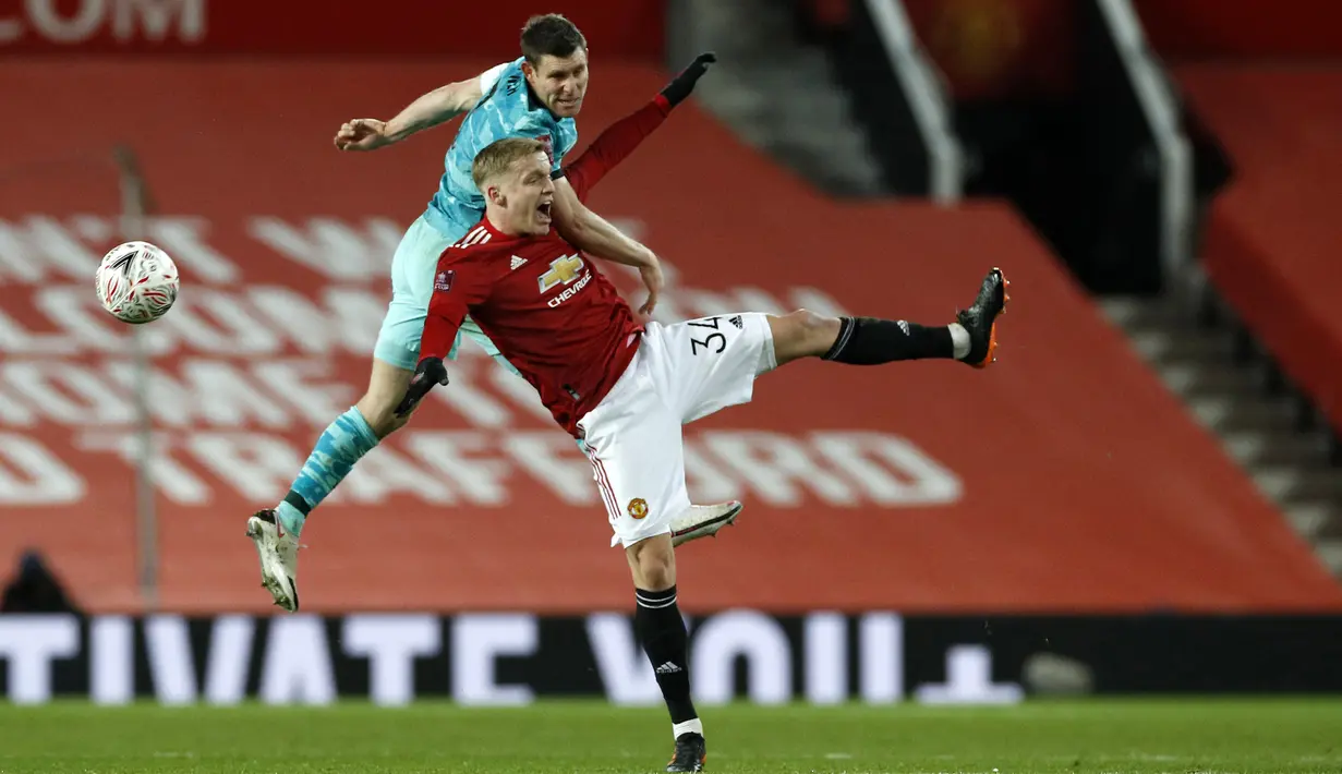 Donny Van de Beek sosok yang sangat penting bagi Ajax saat meraih gelar Eredevisie 2018-19. Dibeli Manchester United seharga 35 juta paun dirinya lebih banyak duduk dibangku cadangan dan kalah bersaing dengan Paul Pogba juga Bruno Fernandes. (Foto: AFP/Pool/Phil Noble)