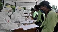 Petugas medis mendata peserta sebelum menjalani tes swab COVID-19 di Kantor Kecamatan Kramat Jati, Jakarta, Selasa (16/6/2020). Puskesmas Kecamatan Kramat Jati menggelar tes swab bagi seluruh pegawai instansi pemerintahan untuk memutus rantai penyebaran COVID-19. (merdeka.com/Iqbal Nugroho)