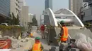 Pekerja menyelesaikan proyek pembangunan trotoar di Jalan MH Thamrin,Jakarta,Kamis (19/7). Pengecatan trotoar di Jalan Sudirman - MH Thamrin dimulai pada 18 Juli - 12 Agustus 2018. (Merdeka.com/Imam Buhori)