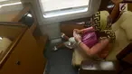 Warga mudik menggunakan rangkaian kereta sleeper di Stasiun Gambir, Jakarta, Selasa (12/6). PT Industri Kereta Api (INKA) hanya memproduksi empat gerbong kereta sleeper. (Merdeka.com/Imam Buhori)
