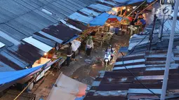 Warga dan pedagang melakukan aktivitas di Pasar Kemiri Muka di Depok, Jawa Barat, Senin (23/4). Alasan penundaan tersebut karena faktor keamanan dimana Polresta Depok tidak mengabulkan permohonan pengamanan eksekusi. (Liputan6.com/Immanuel Antonius)