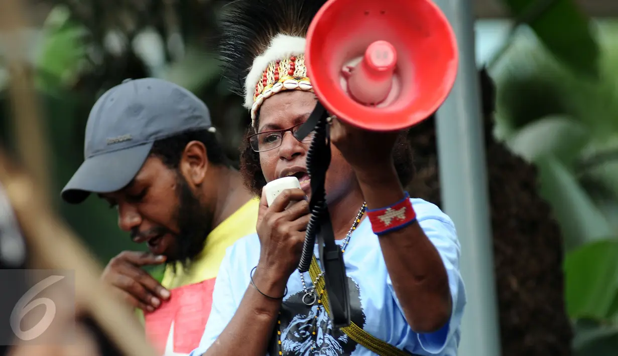 Massa yang tergabung dalam Aliansi Mahasiswa Papua dan FRI-West Papua melakukan orasi saat berunjuk rasa di depan kantor PT Freeport di Jakarta, Jumat (7/4). Mereka menuntut penutupan PT Freeport. (Liputan6.com/Helmi Fithriansyah)