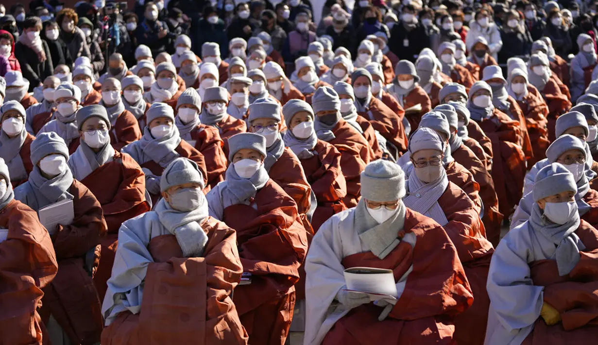 Biksu Buddha Korea Selatan berpartisipasi dalam rapat umum di Kuil Jogye, Seoul, Korea Selatan, 21 Januari 2022. Ribuan biksu Buddha berkumpul untuk memprotes dugaan diskriminasi agama oleh pemerintah Korea Selatan. (AP Photo/Lee Jin-man)