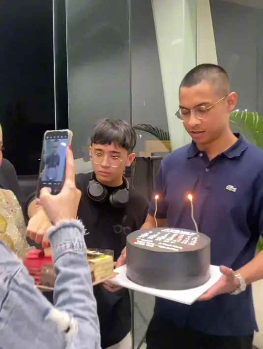 Namun bukan hanya Mulan, kekasihnya Tiara, Atalla juga datang memberi surprise. [Instagram/mulanjameela1]