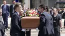 <p>Pemerintah Italia mengumumkan hari berkabung atas kematian Berlusconi. Hari berkabung bukanlah hari libur umum, melainkan penghormatan simbolis dengan mengibarkan bendera berkibar setengah tiang di gedung-gedung publik. Parlemen Eropa dan Komisi Eropa juga memutuskan untuk memberikan penghormatan dengan cara ini. (AP Photo/Antonio Calanni)</p>
