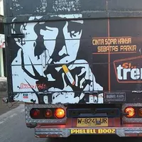 Tulisan di papan belakang truk ini ngehibur banget saat macet.