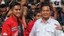 <p>Putra bungsu Presiden Joko Widodo (Jokowi) itu mengenakan jaket PSI berwarna merah dan langsung disambut Prabowo yang mengenakan pakaian putih. (Liputan6.com/Angga Yuniar)</p>