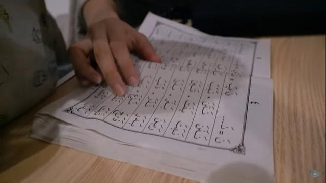 Potret Putri Sulung Nikita Mirzani Saat Mengaji. (Sumber: Youtube/Crazy Nikmir REAL)