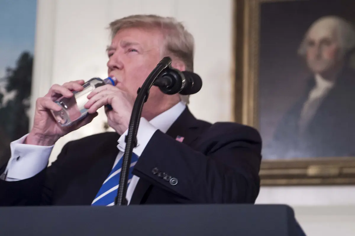Momen Donald Trump Minum Air