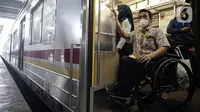 Penyandang disabilitas naik kereta di Stasiun Jatinegara, Jakarta, Jumat (3/12/2021). KAI Commuter mengajak pengguna transportasi dengan disabilitas untuk merasakan sarana dan prasarana perkeretaapian yang lebih aksesibel. (Liputan6.com/Faizal Fanani)