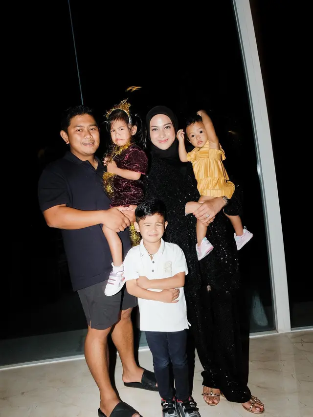 7 Potret Kebersamaan Nina Zatulini Bersama Suami dan Anak Saat Liburan