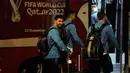 Pemain Timnas Argentina Lionel Messi bersama rekan setimnya tiba di Bandara Internasional Hamad, Doha, Qatar, Kamis (17/11/2022). Argentina akan memainkan pertandingan pertama di Piala Dunia 2022 melawan Arab Saudi pada 22 November. (AP Photo/Hassan Ammar)