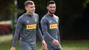 Gelandang Inter Milan, Nicolo Barella (kiri) bersama Matteo Politano bersiap mengikuti latihan tim di pusat pelatihan Suning di Appiano Gentile, Como, Italia (22/10/2019). Inter Milan akan bertanding melawan wakil Jerman, Borussia Dortmund pada grup F Liga Champions. (Matteo Bazzi / ANSA via AP)