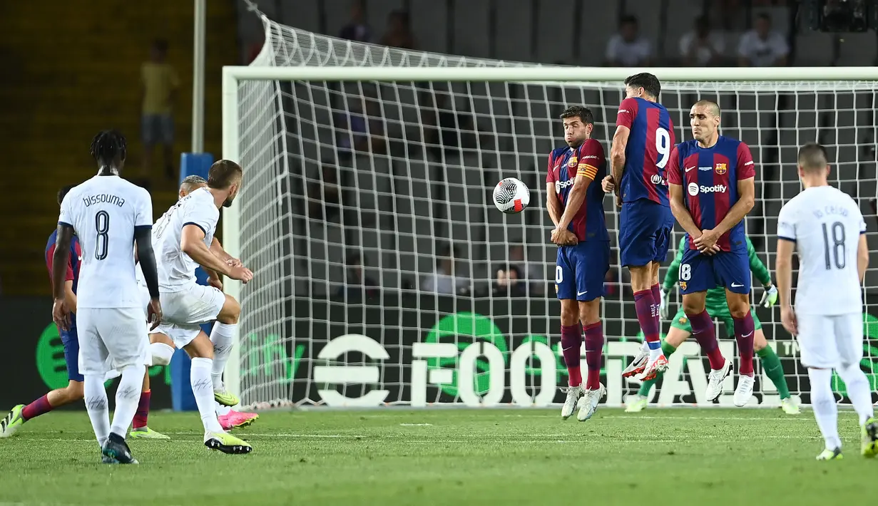 Pemain Tottenham Hotspur, Eric Dier (kedua kiri) melakukan tendangan bebas ke arah gawang Barcelona pada laga Piala Joan Gamper edisi ke-58 di Estadi Olimpic Lluis Companys, Barcelona, 9 Agustus 2023 WIB. (AFP/Pau Barrena)