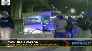 Polisi membubarkan tawuran antar warga di kawasan Cipinang Muara, Jatinegara, Jakarta Timur. Polisi berhasil mengamankan seorang pemuda yang diduga provokator.  Seperti ditayangkan Patroli Indosiar, Senin (8/1/2018), anggota kepolisian Satuan Gerak C...