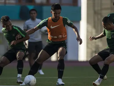 Pemain Timnas Indonesia, Bayu Pradana, berusaha melewati Irfan Jaya saat latihan di Stadion Wibawa Mukti, Jawa Barat, Senin (10/9/2018). Latihan ini persiapan jelang laga uji coba melawan Mauritius. (Bola.com/Vitalis Trisna)