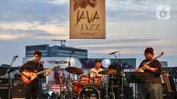 Gitaris jazz Daniel Dyonisius (kiri) saat tampil pada hari kedua BNI Java Jazz Festival 2022 di JIExpo Kemayoran, Jakarta Pusat, Sabtu (28/5/2022). Perhelatan musik BNI Java Jazz Festival 2022 digelar pada 27-29 Mei dengan menampilkan musisi-musisi dari dalam dan luar negeri. (Liputan6.com/Johan Tallo)