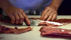 Seorang koki menyiapkan potongan daging untuk dimasak di dapur restoran Don Julio di lingkungan Palermo, Buenos Aires, Argentina, Kamis (20/5/2021). Pemerintah Argentina memutuskan untuk menghentikan ekspor daging sapi selama satu bulan lamanya. (RONALDO SCHEMIDT/AFP)
