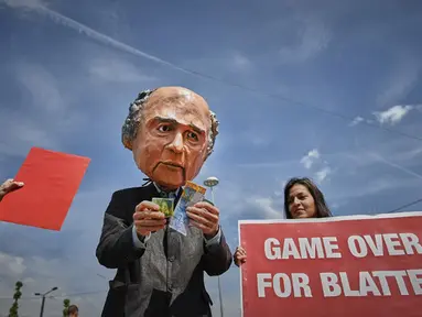 Aksi protes dengan mengenakan topeng Sepp Blatter saat Kongres FIFA di Zurich. (AFP/Michael Buholzer)
