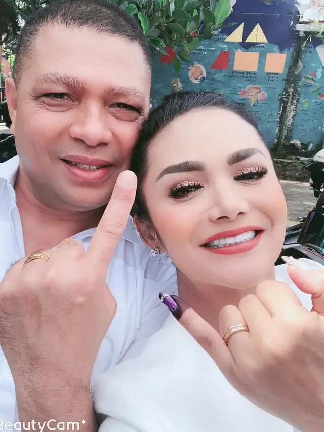 Krisdayanti dan Raul Lemos di Pemilu 2019 (Instagram/ krisdayantilemos)
