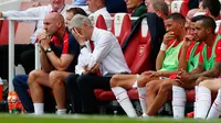 Pelatih Arsenal, Arsene Wanger (kedua kiri) tampak kecewa usai timnya kalah dari West Ham pada pertandingan Liga Primer Inggris di Stadion Emirates, London, (9/8/2015). West ham menang 2-0 atas Arsenal. (Reuters/Eddie Keogh)