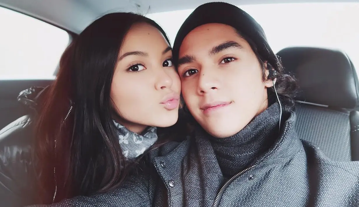 Pasangan muda ini tak malu memamerkan kemesraannya di depan umum. Keduanya juga sering mengunggah foto mesra mereka di akun Instagram masing-masing. Seperti yang satu ini misalnya. (Instagram/alghazali7)