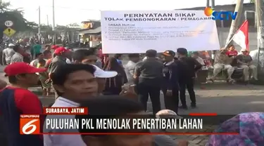 Puluhan PKL di kawasan Pasar Kedurus, Surabaya, menolak ditertibkan.