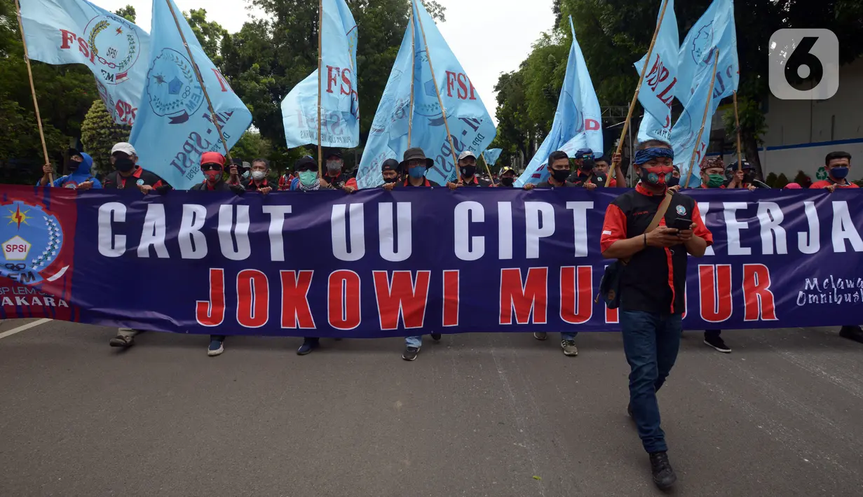 Buruh melakukan aksi unjuk rasa di kawasan Patung Kuda, Jakarta, Rabu (10/11/2021). Buruh menuntut pemerintah untuk mencabut UU Cipta Kerja dan meminta Presiden Joko Widodo atau Jokowi untuk mundur. (merdeka.com/Imam Buhori)