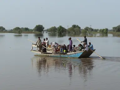 Penduduk desa dievakuasi dengan perahu dari daerah banjir dekat kota Burewala, di distrik Vehari di provinsi Punjab, pada 25 Agustus 2023. (AFP/Shahid Saeed Mirza)