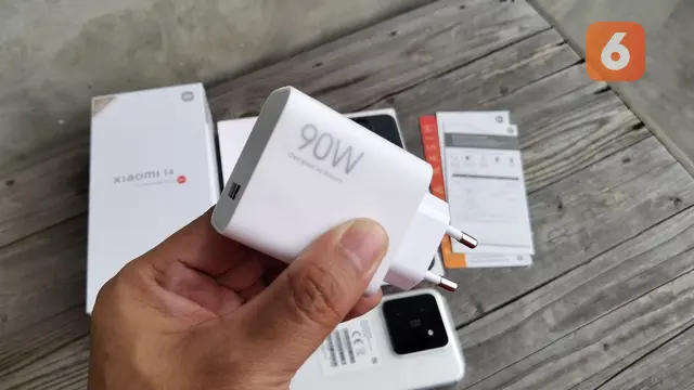 Adapter charger Xiaomi 14 dengan fast charging 90 watt