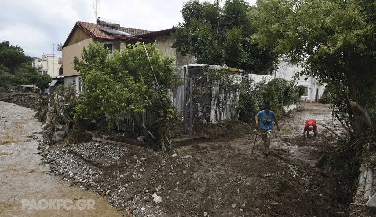 Petugas pemadam kebakaran menerima lebih dari 300 panggilan darurat di seluruh Yunani Utara, termasuk Thessaloniki dan Halkidiki. (AP Photo/Giannis Papanikos)