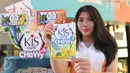 Model memperlihatkan permen Kiss Mint Chewy2 di Jakarta, Senin (7/3/2016). Kiss Mint Chewhy2 mengincar target penjualan untuk kalangan muda (Liputan6.com/Angga Yuniar)