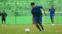 Putra kedua Cristian Gonzales, Michael, kecewa karena PSSI menghapus kompetisi U-21. (Bola.com/Iwan Setiawan)