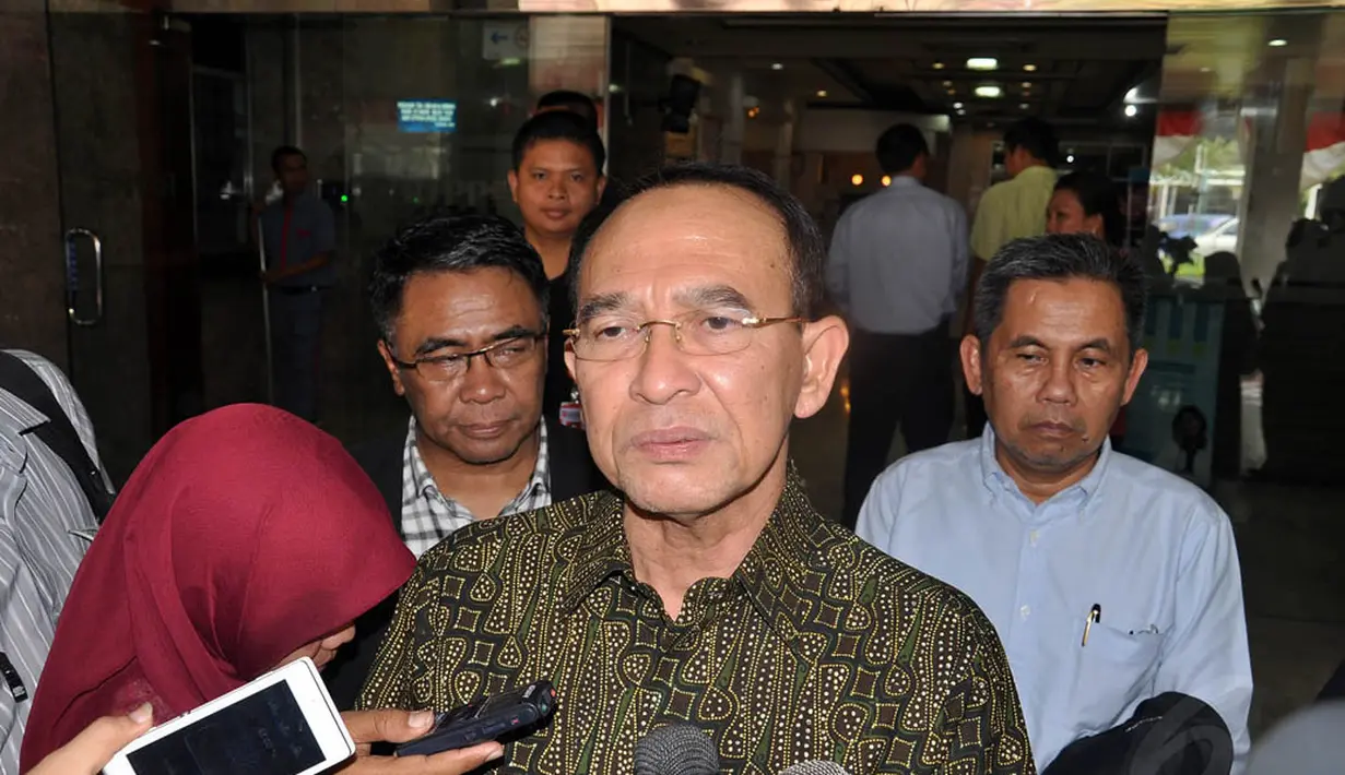 Usai menjenguk, Suryadharma Ali mengatakan kondisi Suhardi memprihatinkan dan belum dapat berkomunikasi, Jakarta, Rabu (27/8/14). (Liputan6.com/Miftahul Hayat) 
