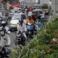 Para pengendara sepeda motor mengenakan masker saat melintas di Hyderabad, India, Jumat (17/7/20200. India melewati 1 juta kasus virus corona COVID-19 atau tertinggi ketiga di dunia setelah Amerika Serikat dan Brasil. (AP Photo/Mahesh Kumar A.)