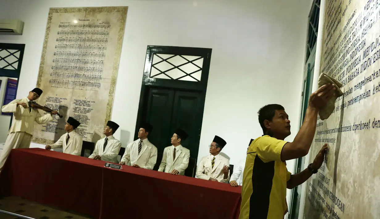 Petugas membersihkan ruangan diorama di Museum Sumpah Pemuda, Jakarta, Selasa (23/10). Terdiri atas 8 ruangan, sejarah pergerakan pemuda Indonesia dipaparkan secara lengkap lewat dinding-dinding yang dipenuhi naskah informatif. (Merdeka.com/Imam Buhori)
