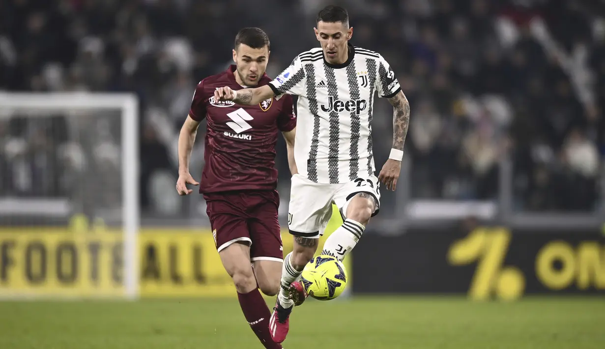 Bek Torino Alessandro Buongiorno berebut bola dengan gelandang Juventus Angel Di Maria pada pekan ke-24 Liga Italia di Stadion Allianz, Rabu (1/3/2023) dini hari WIB. Sementara itu, dua gol tim tamu Torino tercatat atas nama Yann Karamoh (2') dan Antonio Sanabria (43'). (Fabio Ferrari/LaPresse via AP)