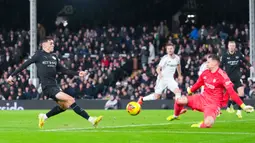 The Citizens mencetak gol melalui Erling Haaland, Tijjani Reijnders, sepasang gol Phil Foden, ditambah gol bunuh diri Sander Berge. (Bradley Collyer/PA via AP)