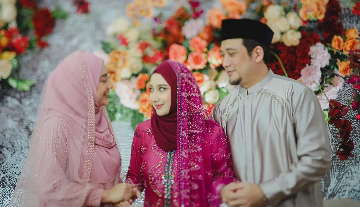 Pasangan selebriti Cindy Fatika Sari dan Tengku Firmansyah tengah berbahagia karena anak sulung mereka, Tengku Anataya bersiap untuk menikah. [Foto: IG/nandito_photography].