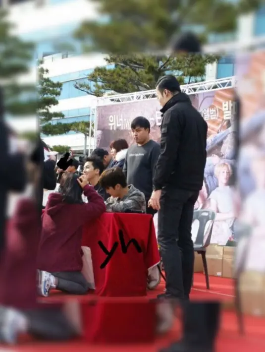 Saat ada penggemar yang berlutut saat menunggu tanda tangannya, Lee Seung Hoon pun juga ikut berlutut. (Foto: kpopmap.com)